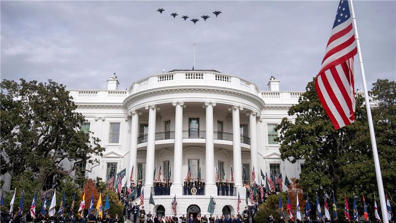 Kampfjets - unter anderem vom Typ F-35 - fliegen über das Weiße Haus, als der US-Präsident Saudi-Arabiens Kronprinzen empfängt.  