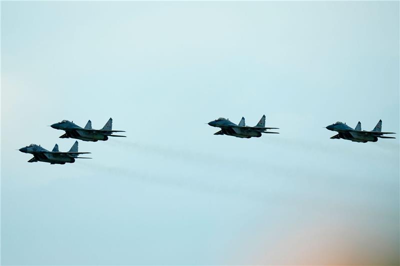 Kampfjet-Lieferung an Ukraine: Strafanzeige in Slowakei Kampfjets vom Typ MiG-29 während einer Flugshow.