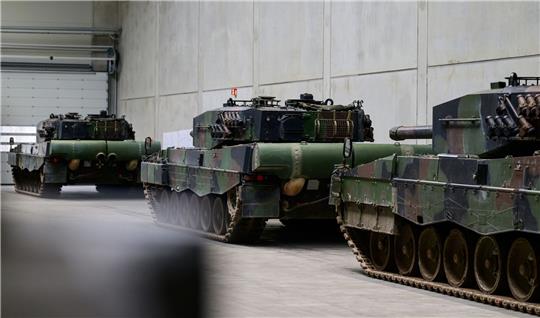 Kampfpanzer vom Typ Leopard 2A4 stehen in einer Halle von Rheinmetall.