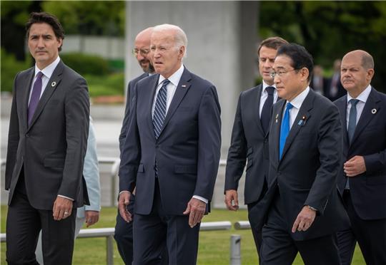 Kanadas Premier Justin Trudeau EU-Ratspräsident Charles Michel, US-Präsident Joe Biden, Frankreichs Präsident Emmanuel Macron, Japans Premier Fumio Kishida und Bundeskanzler Olaf Scholz (v.l.n.r.).
