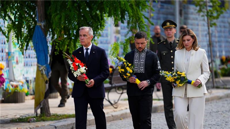 Kanadas Premierminister Mark Carney zusammen mit dem ukrainischen Präsidenten Wolodymyr Selenskyj und seiner Frau Olena bei einer Kranzniederlegung.