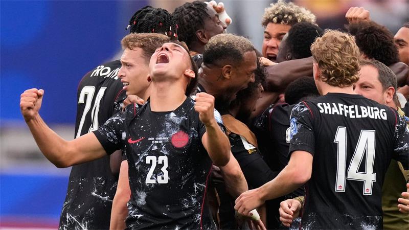 Kanadische Spieler jubeln nach dem Spiel über den Sieg.