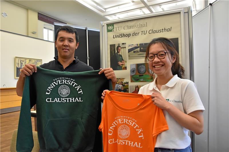 Kanat Suerkulov und Chilchanok Srisutapat vom Uni-Shop. Foto: Berg