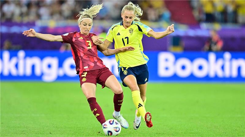 Fußballerinnen machen sich Mut: „Jetzt erst recht“ Kandidatin für die Startelf gegen Frankreich: Verteidigerin Kathrin Hendrich (l.).