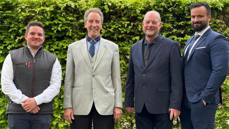 Vier AfD-Männer lächeln in die Kamera.