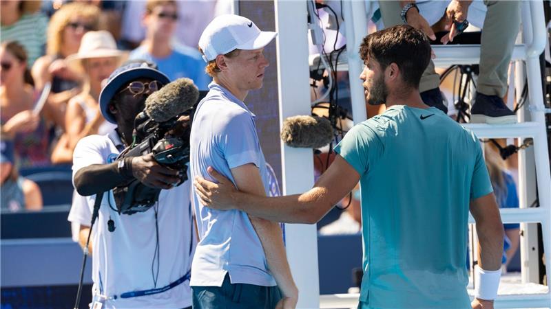 Zverev? Sinner? Djokovic? Fragen vor dem US- Open-Spektakel Kann Jannik Sinner (l) sein körperliches Tief rechtzeitig überwinden? In Cincinnati gab er im Finale gegen Carlos Alcaraz (r) auf.