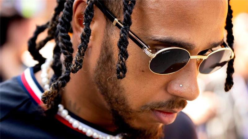 Jetzt in Rot: Hamiltons Neubeginn mit 40 Jahren Kann Lewis Hamilton noch mal den Titel holen?