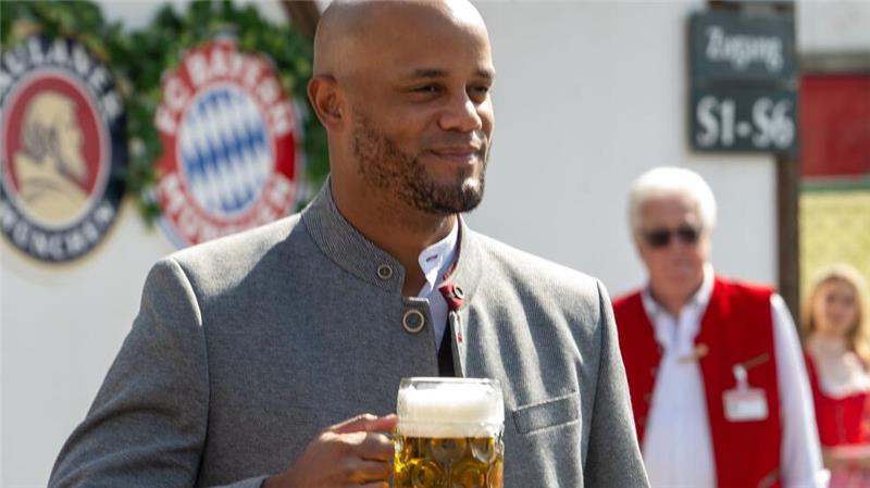Kann auf einen erfolgreichen Start in seine Bayern-Amtszeit anstoßen: Vincent Kompany.