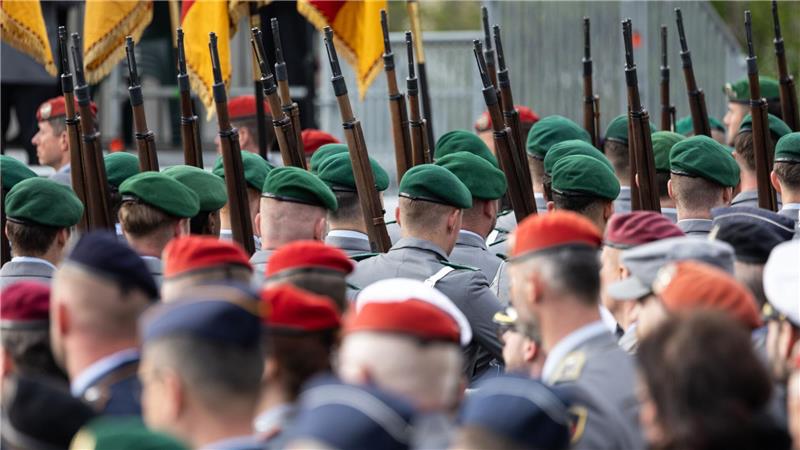 Union erhöht Druck bei Wehrpflicht - Mehrheit dafür Kann die Vergrößerung der Bundeswehr auf bis zu 240.000 Soldaten auf Basis der Freiwilligkeit erreicht werden? (Archivbild)