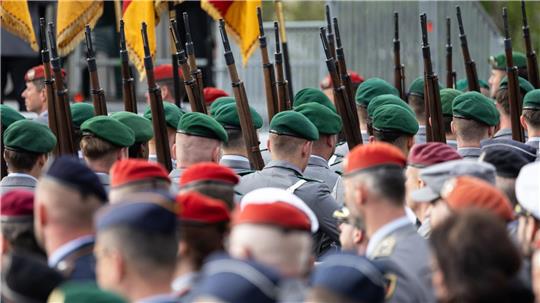 Kann die Vergrößerung der Bundeswehr auf bis zu 240.000 Soldaten auf Basis der Freiwilligkeit erreicht werden? (Archivbild) 