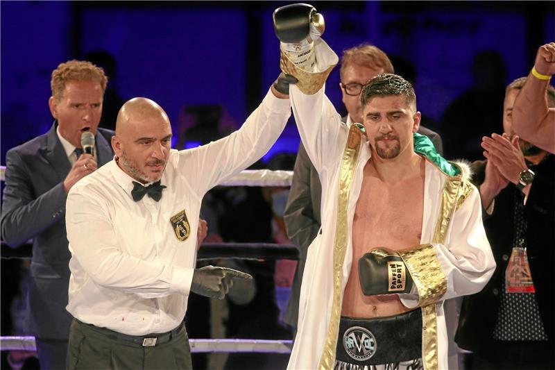 Kann er in Braunlage wieder die Siegerfaust zeigen? Ex-Weltmeister Marco Huck bestreitet am 20. Mai sein Wettkampf-Comeback im Eisstadion am Wurmberg. Foto: Bein