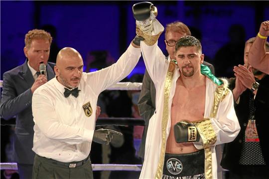 Kann er in Braunlage wieder die Siegerfaust zeigen? Ex-Weltmeister Marco Huck bestreitet am 20. Mai sein Wettkampf-Comeback im Eisstadion am Wurmberg. Foto: Bein