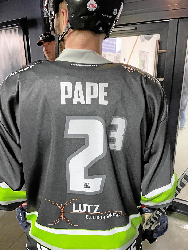 Ultimativer Vergleich, Adendorf-Euphorie und Trikotfrage Kann man mal so machen: Diese ungewöhnliche Nummernkombination ziert das Trikot von Icefighters-Spieler Thomas Pape. Foto: Heine