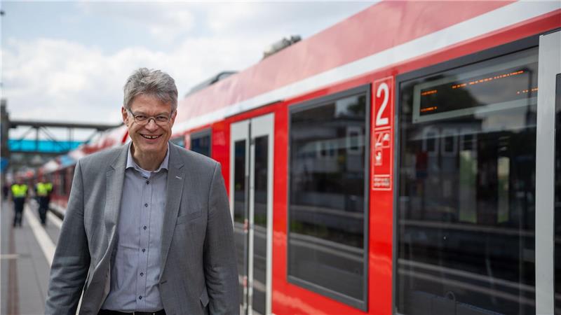 Wer übernimmt bei der Bahn? Ein Kandidat steht bereits fest Kann mit dem Bahnverkehr in Deutschland nicht zufrieden sein: Bundesverkehrsminister Patrick Schnieder (CDU). (Archivbild)