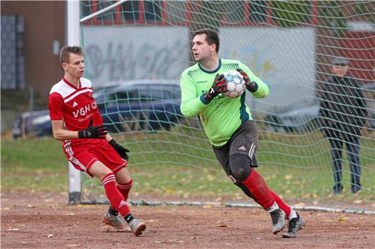 Kann nicht nur Bälle fangen: Domenic Böttcher, Torhüter des VfR Langelsheim, trifft schon wieder. Foto: Gietemann