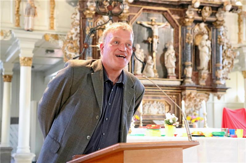 Kantor Arno Janssen freut sich über die gelungene Aufführung. Foto: Neuendorf