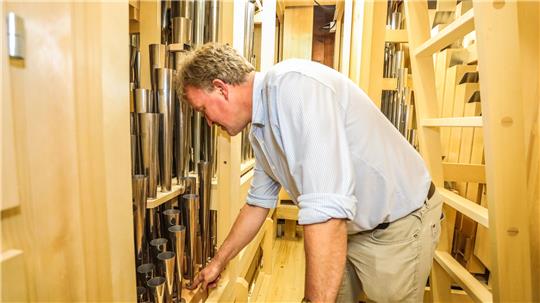 Kantor Arno Janssen inspiziert das Innere der Orgel.