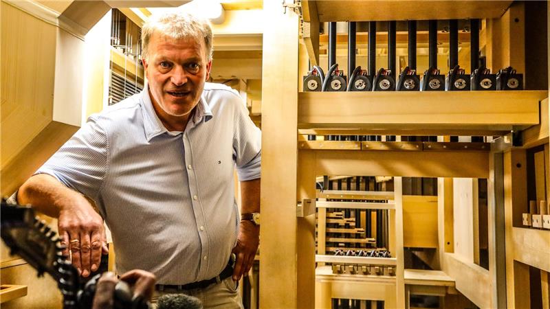 Größte Holzkirche Deutschlands brennt im Juli Das Foto zeigt Kantor Janssen, der den Zustand der Orgel im Inneren inspiziert.