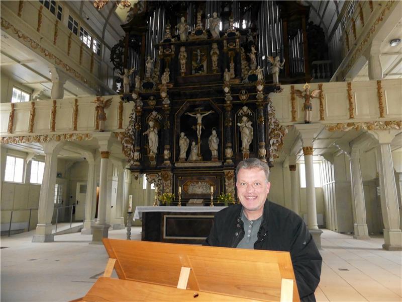 Clausthal-Zellerfeld erwartet eine ganz besondere Nacht Kantor Arno Janssen spielt in der Osternacht nicht nur die Orgel, sondern singt, gemeinsam mit Thomas Gundermann, auch wichtige Teile der Liturgie. Foto: Römhild