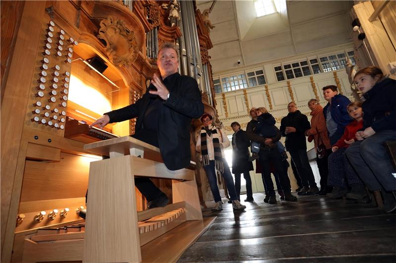 In der Clausthaler Marktkirche erklingt erstmals die Goll-Orgel Kantor Arno Janssen stellt den Besuchern das neue Instrument aus der Nähe vor – und gibt am Sonntagnachmittag direkt ein erstes Konzert. Foto: Neuendorf