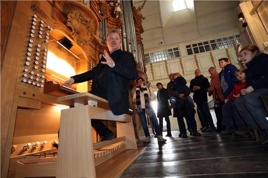 Kantor Arno Janssen stellt den Besuchern das neue Instrument aus der Nähe vor – und gibt am Sonntagnachmittag direkt ein erstes Konzert. Foto: Neuendorf