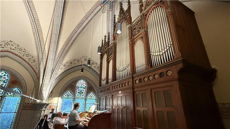 Kantor Karsten Krüger spielt die ersten Töne nach der offiziellen Wiedereinweihung der Orgel. 
