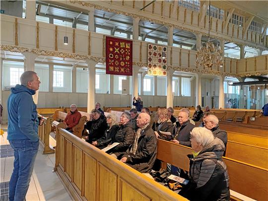 Kantor Martin Hofmann aus Hahnenklee (li.) erläutert den Mitgliedern des Fördervereins zum Erhalt der Holzkirche das Besondere der neuen Goll-Orgel. Foto: Nachtweyh