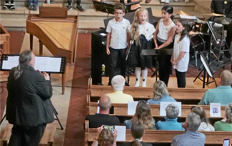 150 Grundschüler singen beim Gemeindefest in Bad Harzburg Kantor und Projektchor-Leiter Daniel Skibbe dirigiert die Solisten. Foto: Potthast