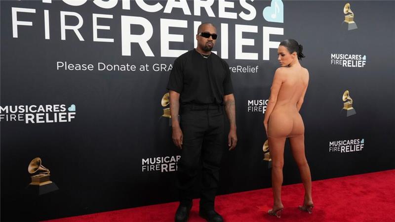 Partnerin von Kanye West beinahe nackt bei Grammy-Verleihung Kanye West und Bianca Censori auf dem roten Teppich.