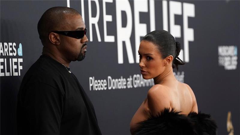 Partnerin von Kanye West beinahe nackt bei Grammy-Verleihung Kanye West und Bianca Censori kommen zur 67. Grammy-Verleihung.