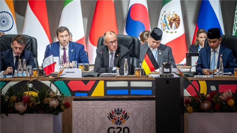 G20 trotzt Trump: Geeint gegen Krieg, Krankheit, Armut Kanzler Friedrich Merz (CDU) bei den Beratungen der G20-Runde in Johannesburg. Auch für ihn wurde der Gipfel durch die Diskussionen über den umstrittenen US-Vorschlag für einen Frieden in der Ukraine überschattet.
