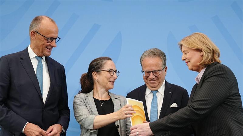 Kanzler Friedrich Merz (CDU, links) und Sozialministerin Bärbel Bas (SPD, rechts) kündigten nach der Entgegennahme der Empfehlungen der Rentenkommission an, diese ohne Abstriche umzusetzen. (Archivbild) 