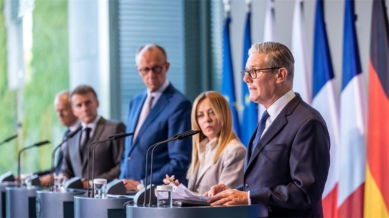 Europäer sichern Ukraine anhaltende Unterstützung zu Kanzler Friedrich Merz (CDU) und die Staats- und Regierungschefs von Frankreich, Polen und Italien fanden lobende Worte für den scheidenden Premierminister von Großbritannien, Keir Starmer (rechts).