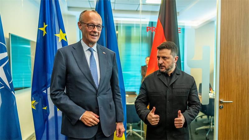 Zeigt Trump Europa beim Nato-Gipfel die rote Karte? Kanzler Friedrich Merz und der ukrainische Präsident Wolodymyr Selenskyj: Der Gipfel soll neue Milliarden-Hilfen für die Ukraine beschließen.