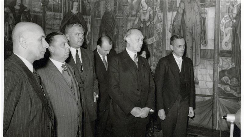 Bundesverband entstand unter Kanzler Adenauer im Odeon-Theater Kanzler Konrad Adenauer (2.v.r.) besucht am 20. Oktober 1950 während des CDU-Gründungsparteitages mit Karl Bruchmann (r.), Leiter des Stadtarchivs, und Niedersachsens Wirtschaftsminister Otto Fricke (3.v.l.) den Huldigungssaal im Rathaus.