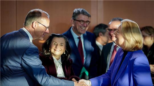 Kanzler März und Arbeitsministerin Bas gut gelaunt im Kabinett.