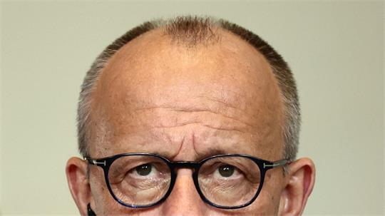 Kanzler Merz blickt in eine ungewisse Zukunft.