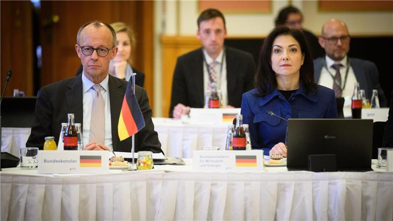 Spritpreise sinken - Zoff in Koalition nimmt zu Kanzler Merz mahnt seine Wirtschaftsministerin zur Zurückhaltung in der Spritpreis-Debatte. (Archivbild)