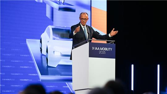 Kanzler Merz spricht bei der IAA-Eröffnung. 