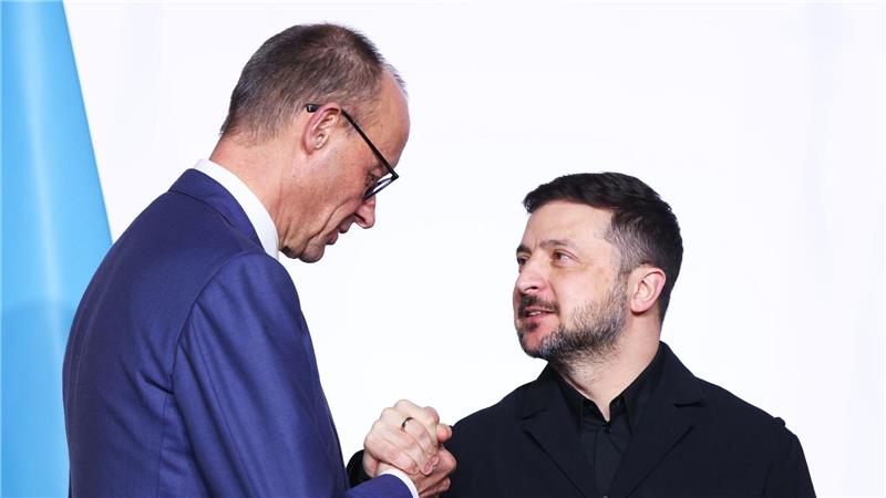 Kanzler Merz stellt dem ukrainischen Präsidenten Wolodymyr Selenskyj weitreichende deutsche Unterstützung in Aussicht.