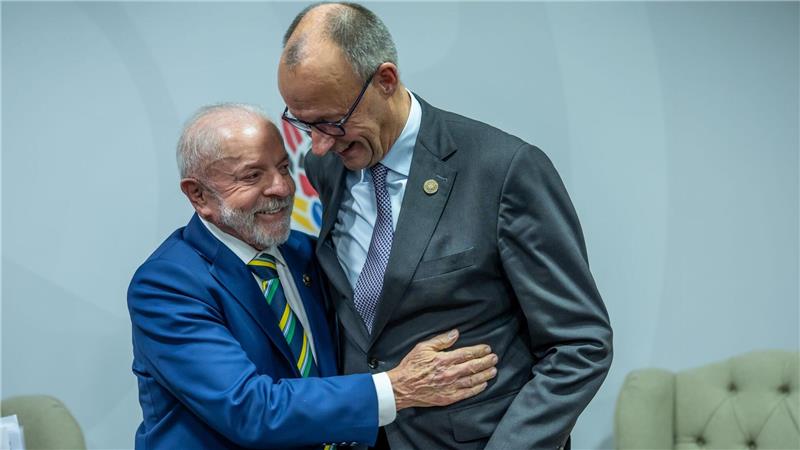 Kanzler Merz und Brasiliens Präsident Lula umarmen sich beim G20-Gipfel.