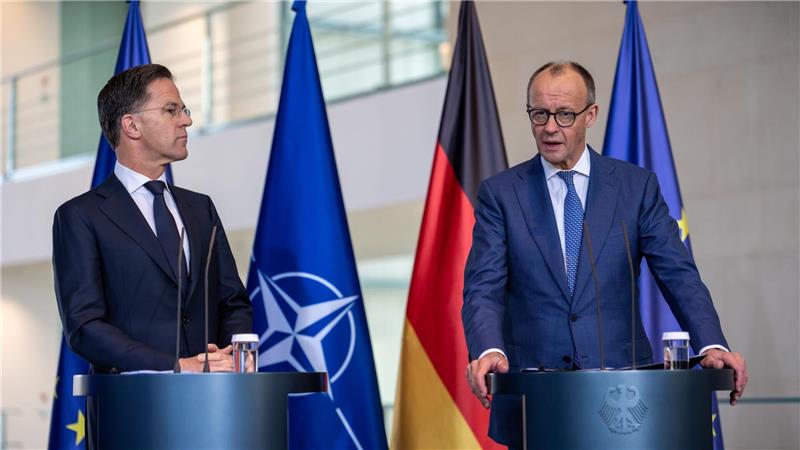 Kanzler Merz und Nato-Generalsekretär Rutte treten gemeinsam vor die Presse.
