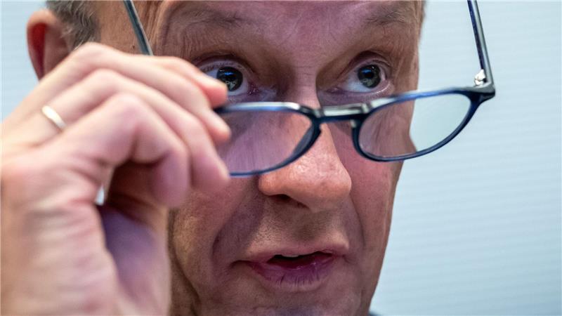 Kanzler Merz warnte in der Fraktionssitzung vor einer Destabilisierung Deutschlands und Europas, wenn die Koalition keine eigene Mehrheit für das Renten-Gesetz zustande bringt. 