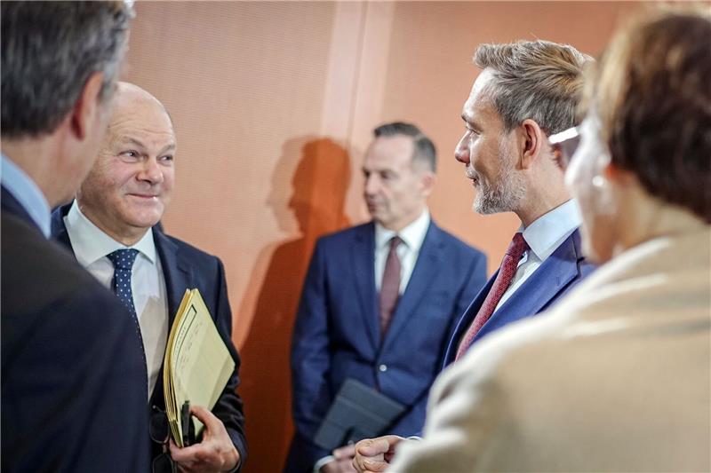 Kanzler Olaf Scholz (2.v.l) und Finanzminister Christian Lindner (2.v.r) schauen sich tief in die Augen.