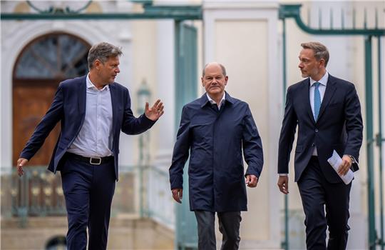 Kanzler Olaf Scholz (M), Finanzminister Christian Lindner (r) und Vizekanzler Robert Habeck auf Schloss Meseberg.