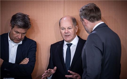 Kanzler Olaf Scholz (M) spricht mit Finanzminister Christian Lindner (r) und Wirtschaftsminister Robert Habeck.