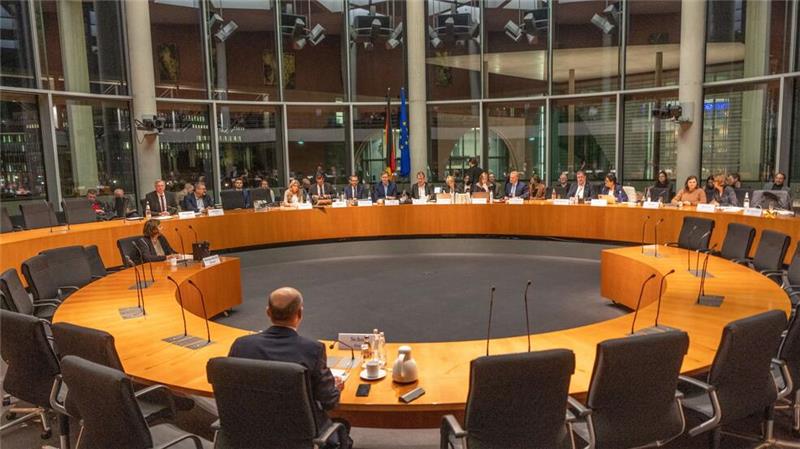 Kanzler Olaf Scholz (SPD) berichtet im Untersuchungsausschuss zur Evakuierung aus Afghanistan 2021, er und Altkanzlerin Angela Merkel (CDU), in deren Kabinett er damals Finanzminister war, hätten zur Lage in dem Land und der US-Politik dort eine ähnliche Einschätzung gehabt. 
