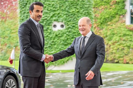Kanzler Olaf Scholz begrüsst den Emir von Katar, Scheich Tamim bin Hamad bin Khalifa Al Thani, am Kanzleramt.