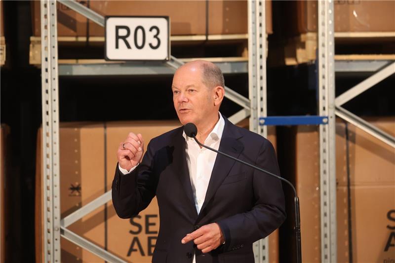 Kanzler Olaf Scholz nennt die Fachkräftegewinnung für Deutschland bei einem Firmabesuch der SEALABLE Solutions GmbH im thüringischem Waltershausen als "lösbar".