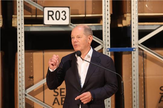 Kanzler Olaf Scholz nennt die Fachkräftegewinnung für Deutschland bei einem Firmabesuch der SEALABLE Solutions GmbH im thüringischem Waltershausen als "lösbar".
